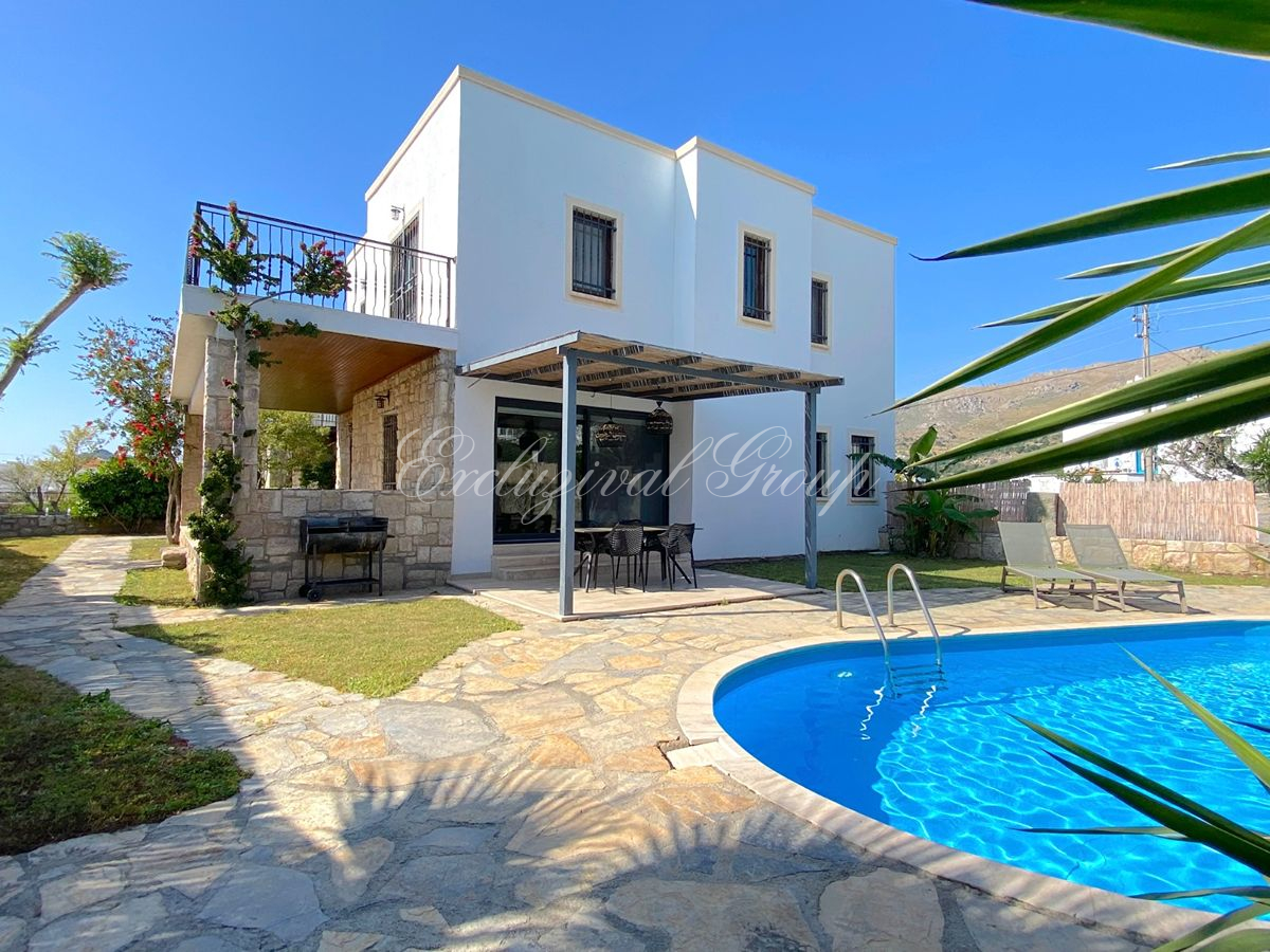 Yüzme havuzlu iki katlı villa